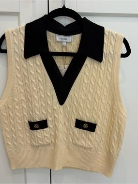 RIHOAS Cream Cable-Knit V-Neck Sweater Vest with Black Collar